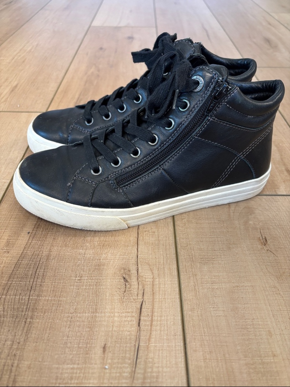 Taos Footwear Black Leather High-Top “Winner” Sneakers